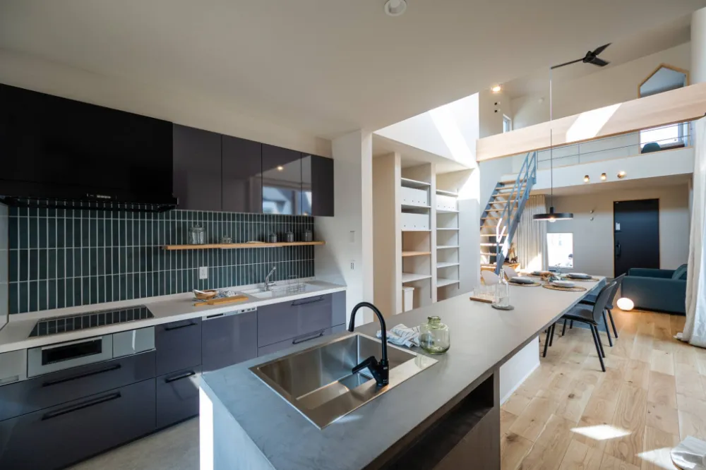 ダイニングスペースで存在感を放つ長さ4.5ｍのテーブル