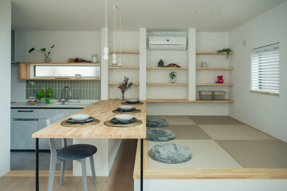 平屋みたいなちょっと小さな三角屋根の家