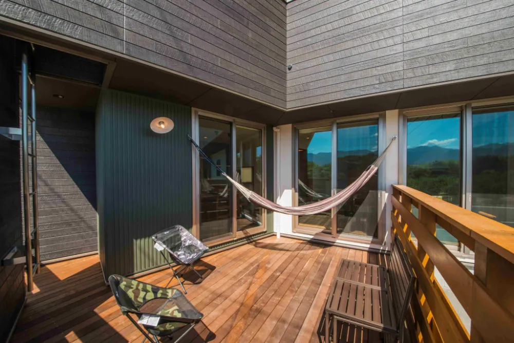 キッチンに隣接するウッドデッキ