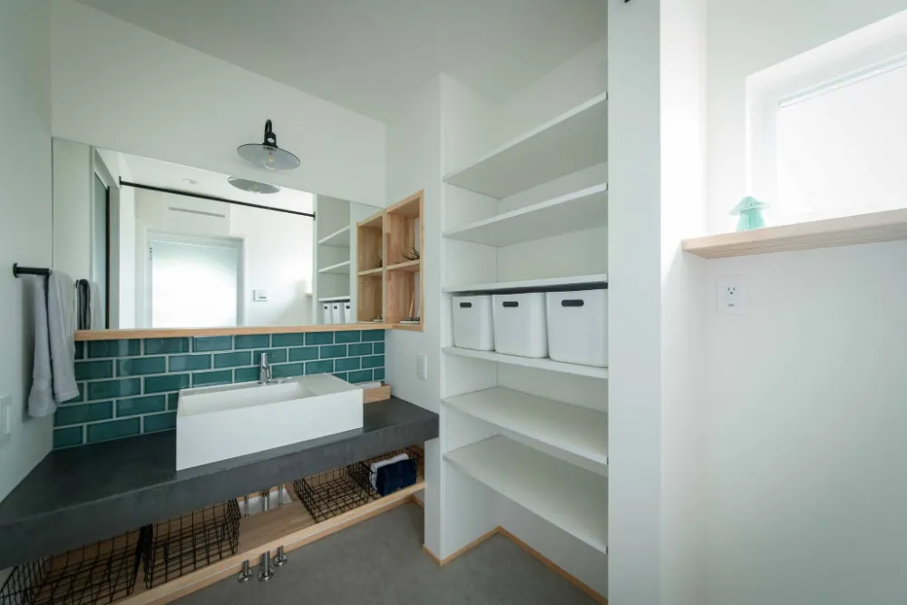 1階と2階を二つの階段でつなぐスキップフロアのある家