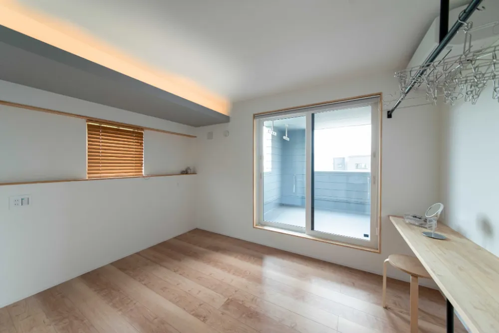 1階と2階を二つの階段でつなぐスキップフロアのある家