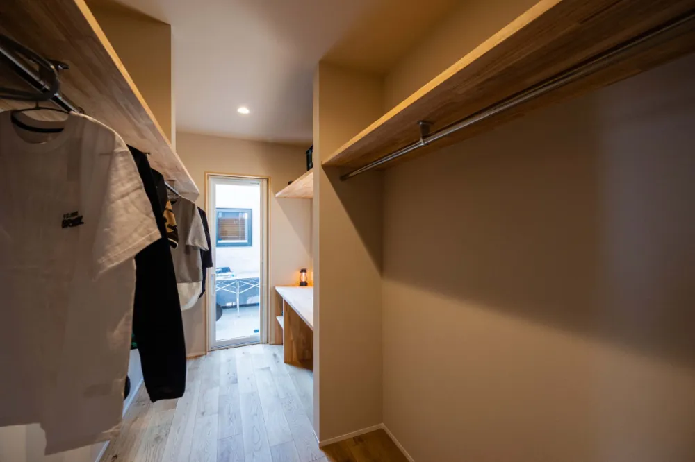 バッグヤードのようなウォークインクローゼット