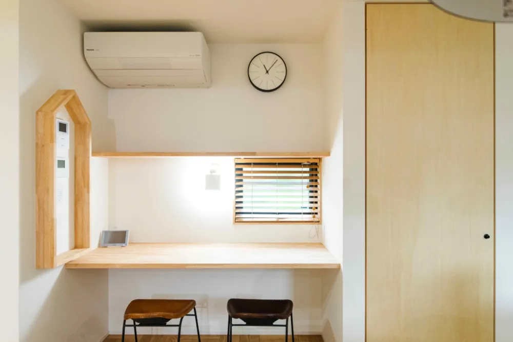 おしゃれで開放感のある吹抜けと外からの視線を遮る中庭のある家