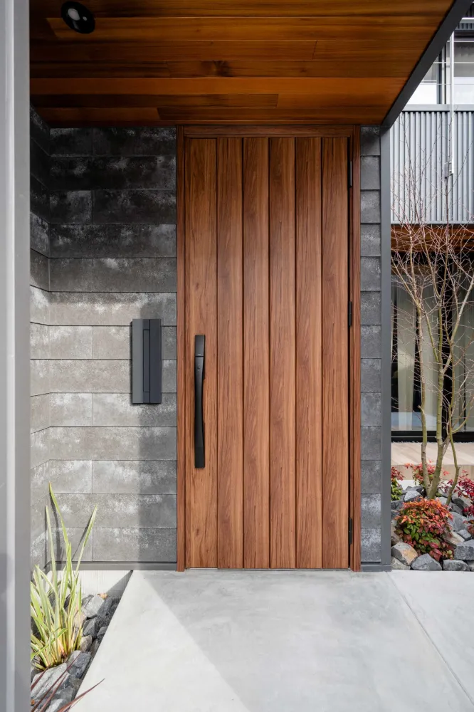 素材感を楽しむ玄関アプローチ