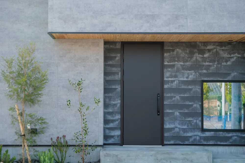 【グレー×木】の植栽が映える外観