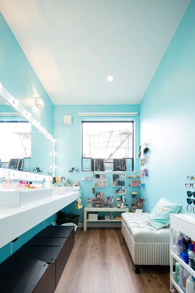 光と開放感に包まれる、上質な「都市型リゾート」の家