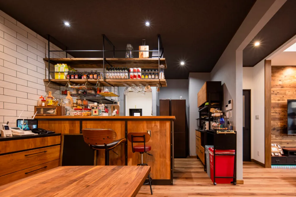 光と開放感に包まれる、上質な「都市型リゾート」の家