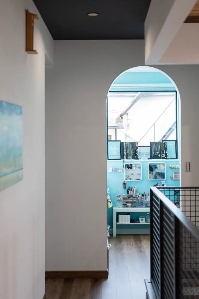 光と開放感に包まれる、上質な「都市型リゾート」の家