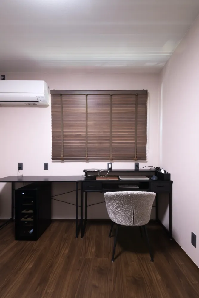 猫と暮らす、凛とした佇まいの平屋