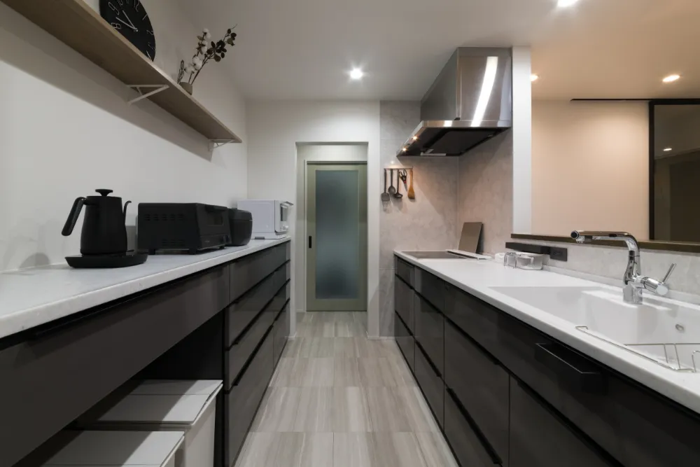 猫と暮らす、凛とした佇まいの平屋