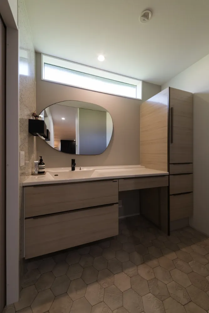 猫と暮らす、凛とした佇まいの平屋