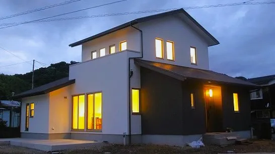 吹き抜けの二本の梁が大空間の要。快適さを五感で実感する家