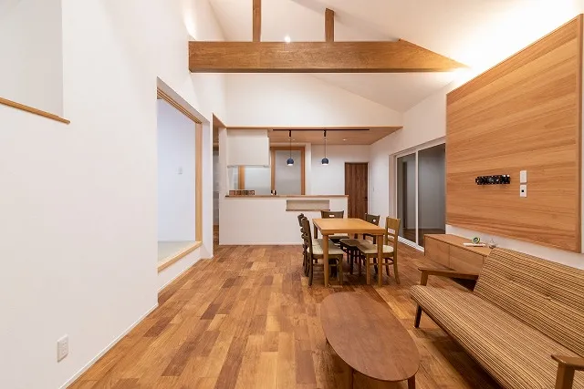 広い空間と天然無垢材の温もりが家族を包み込む、高気密・高断熱の家