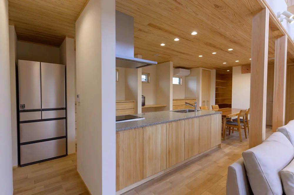 自然素材が心地いい。開放的なリビングで寛ぐ、ずっと快適な高性能住宅