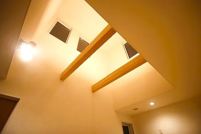 吹き抜けの二本の梁が大空間の要。快適さを五感で実感する家