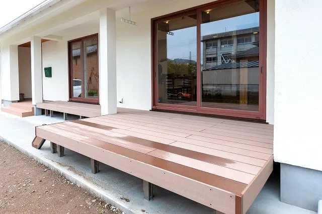 広い空間と天然無垢材の温もりが家族を包み込む、高気密・高断熱の家