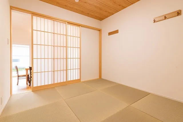 広い空間と天然無垢材の温もりが家族を包み込む、高気密・高断熱の家