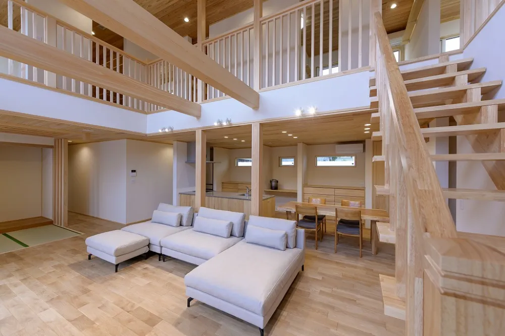 自然素材が心地いい。開放的なリビングで寛ぐ、ずっと快適な高性能住宅