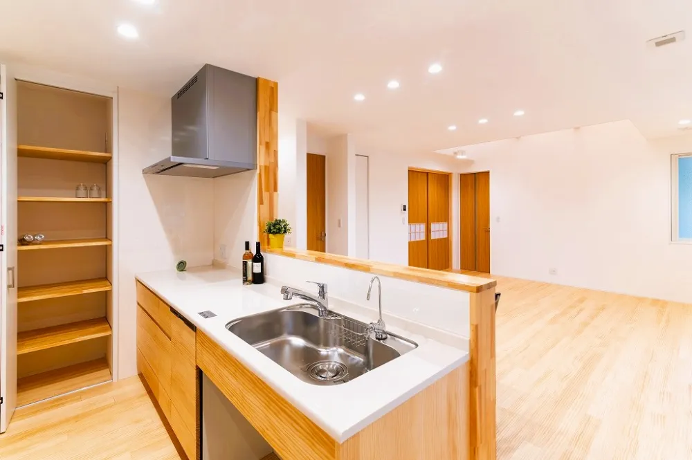 吹き抜けの二本の梁が大空間の要。快適さを五感で実感する家