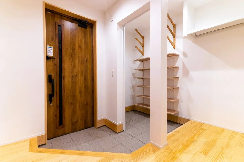 吹き抜けの二本の梁が大空間の要。快適さを五感で実感する家