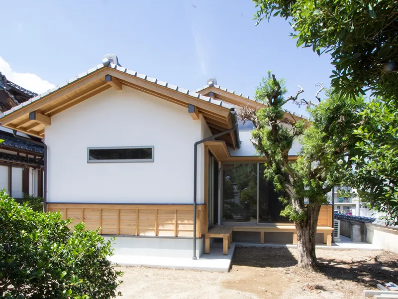 空と緑、そして伝統に守られて。四季の移ろいを愛でる、凛とした和の佇まい。