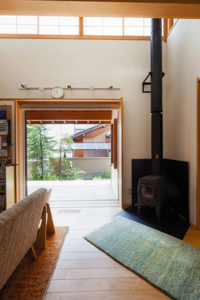 木のぬくもりと薪ストーブの炎に癒やされる、至福のリラックスタイム