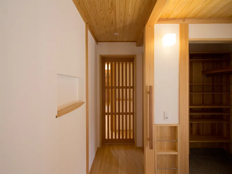 「おかえり」を包む木の温もり。帰宅した瞬間にホッとする、清々しい玄関ホール。