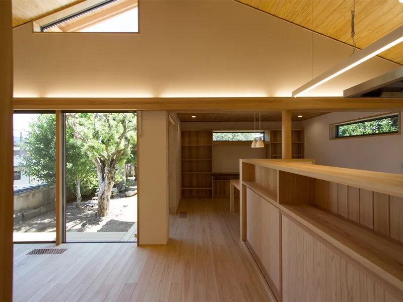 木の香りと光に包まれて。庭の緑を日常に取り込む、心安らぐ平屋の暮らし。