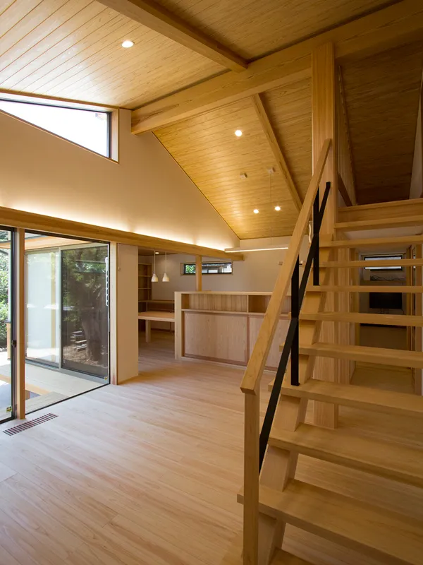 空へと視線が抜ける開放感。勾配天井と階段が織りなす、立体的な木の住まい。