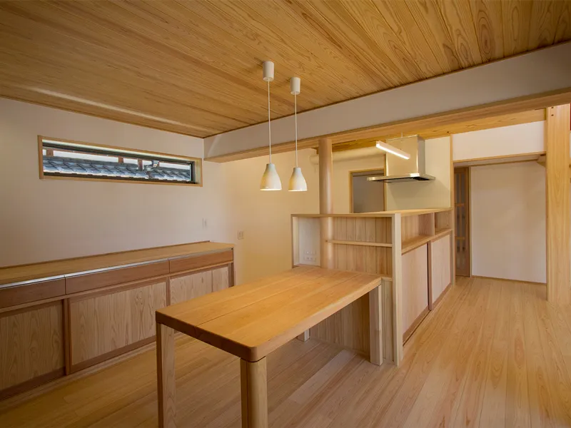 木の温もりに包まれる、洗練された和モダンなダイニング＆キッチン