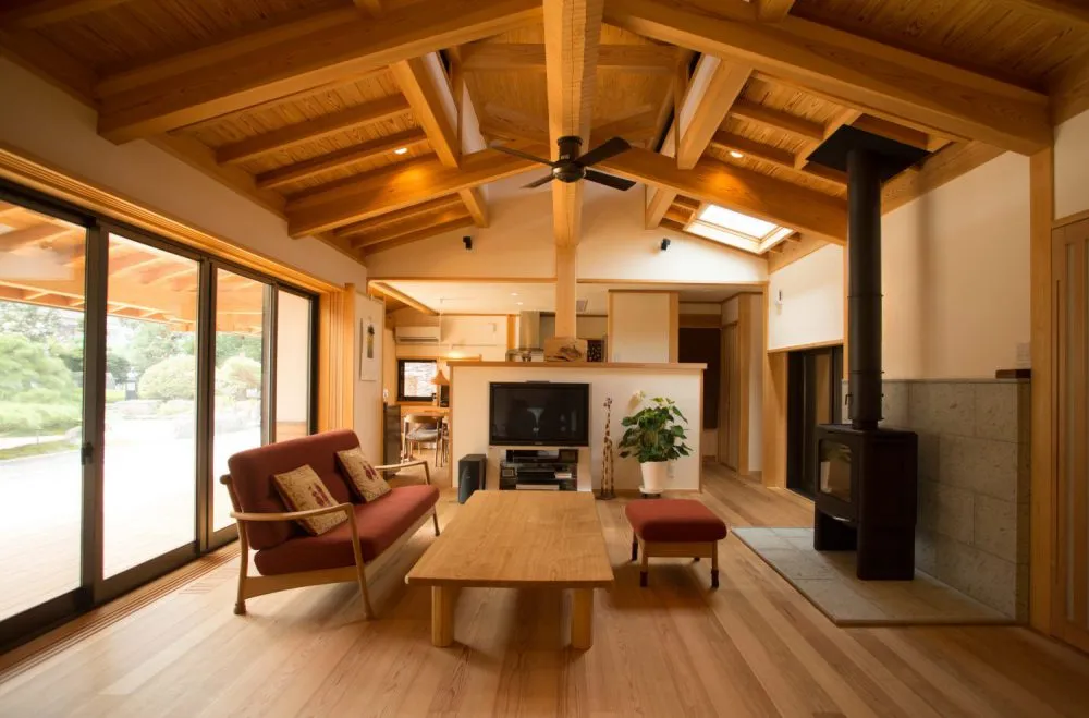 職人の手仕事が光る、薪ストーブと木の温もりに包まれた大空間