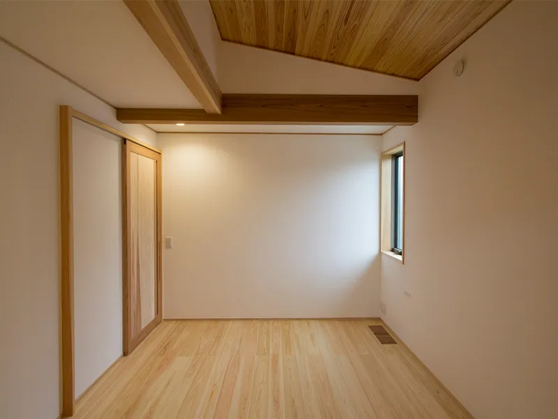 眠りにつく瞬間まで、木の優しさに抱かれて。自分に還るための静かなプライベートルーム。