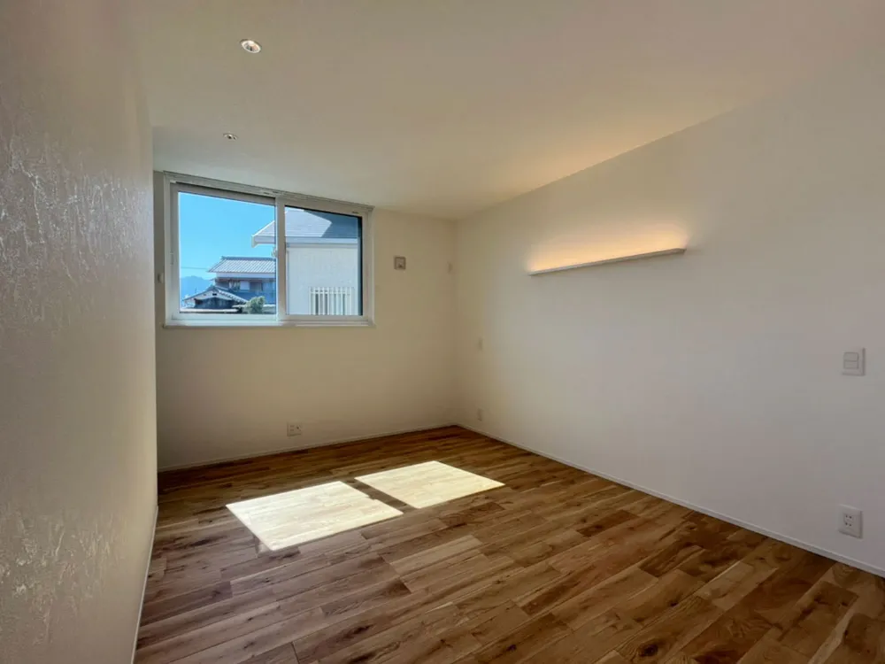 落ち着きに包まれる主寝室、間接照明が誘う休息。