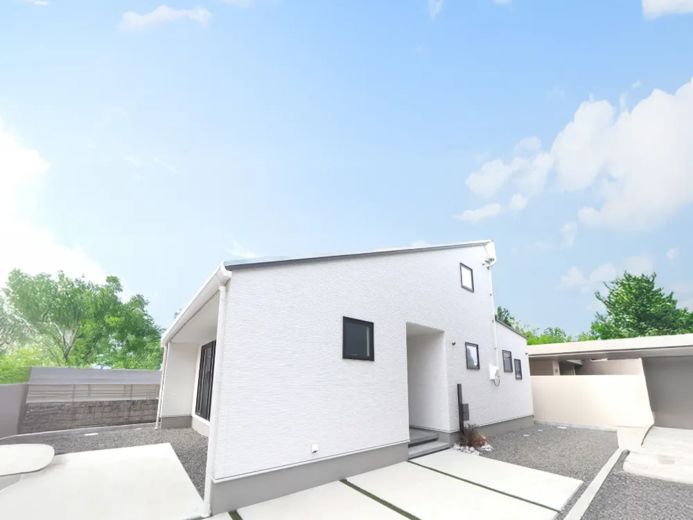 01 | 白と無垢材が映える、洗練された平屋住宅