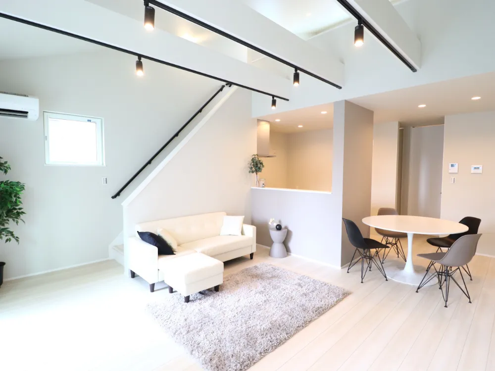 03 | 吹き抜けと梁が織りなす、開放的な22帖