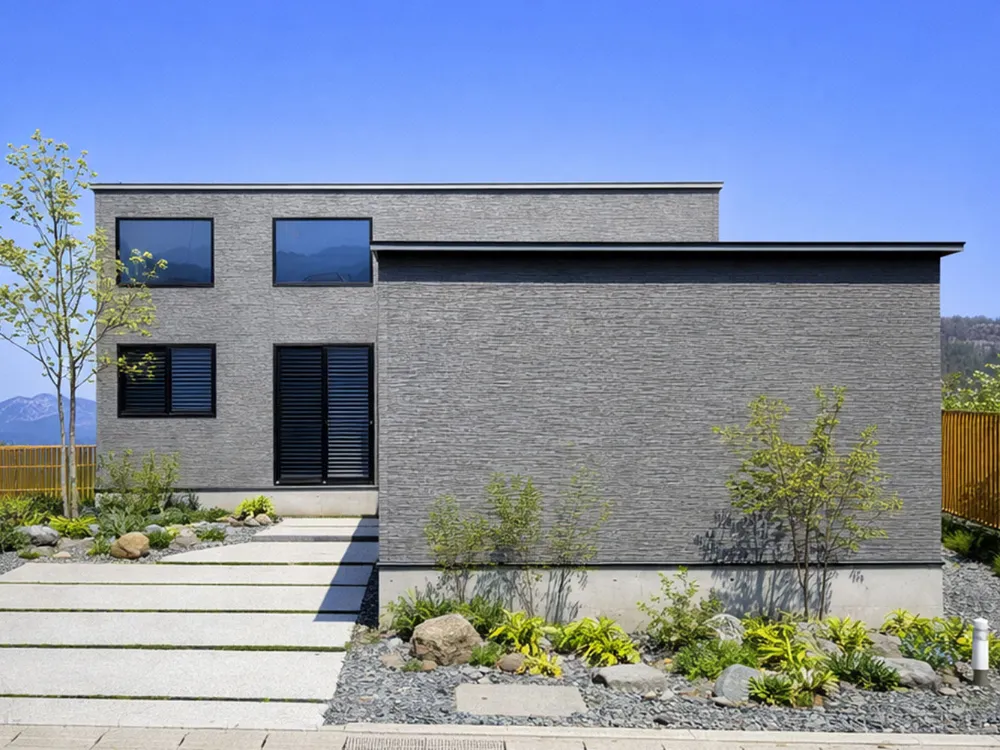 グレー×黒が纏う感性。平屋という選択が叶える、豊かな日常