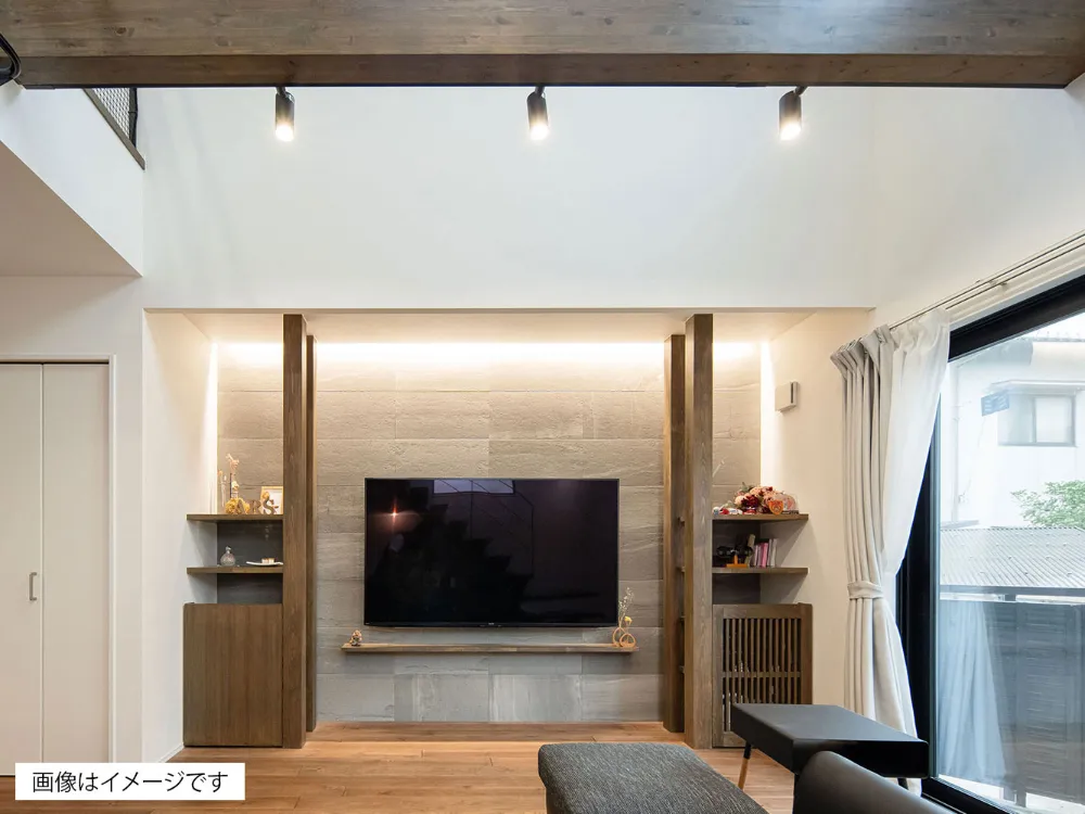 光と梁が織りなす、ホテルライクな吹き抜け