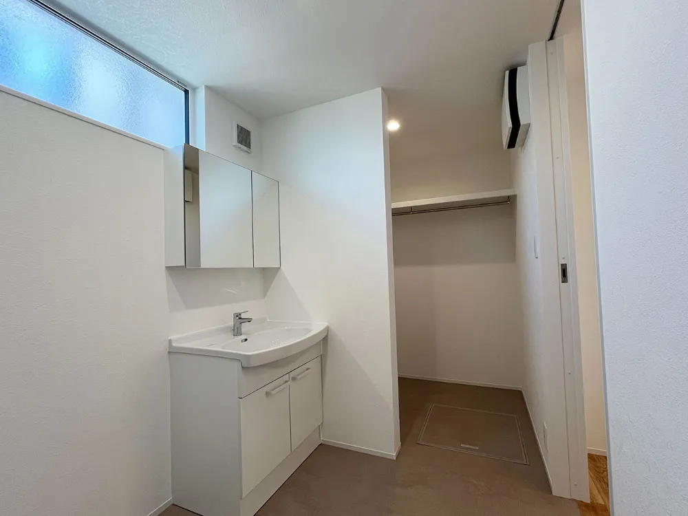 洗面からファミリークローゼットへ、無駄のない家事の近道