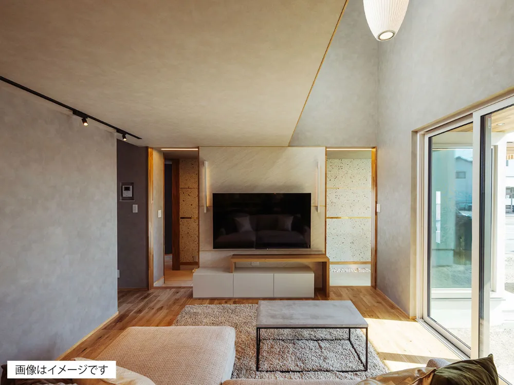 中庭を囲うガラス越しに、光と四季を愉しむ