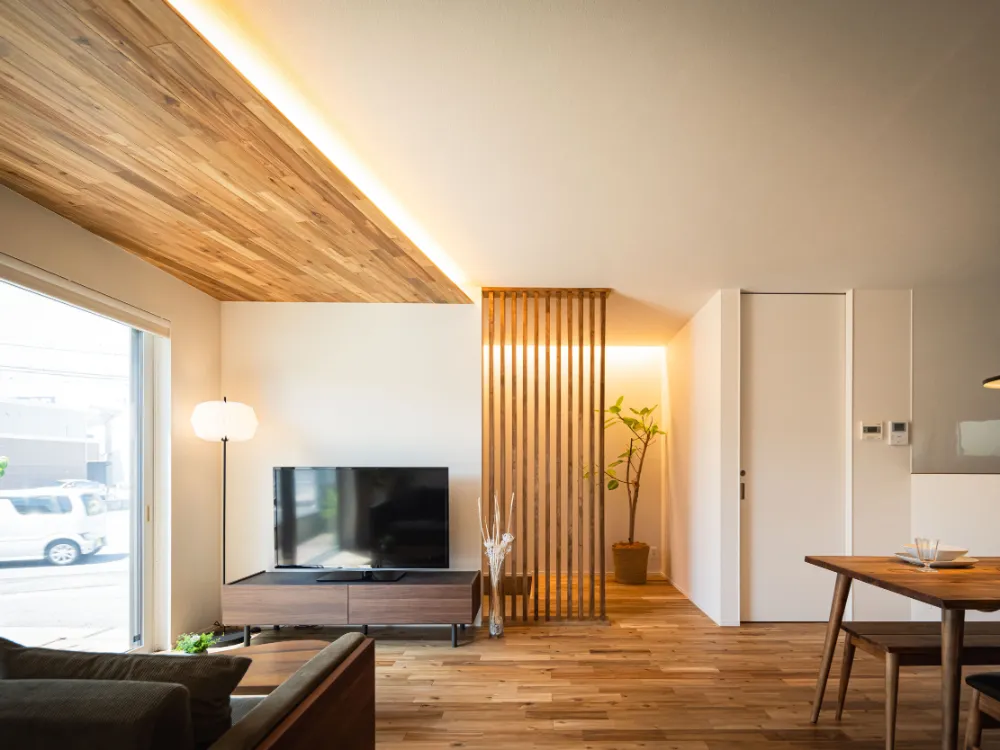 02 | 下がり天井と間接照明が彩る、上質な空間