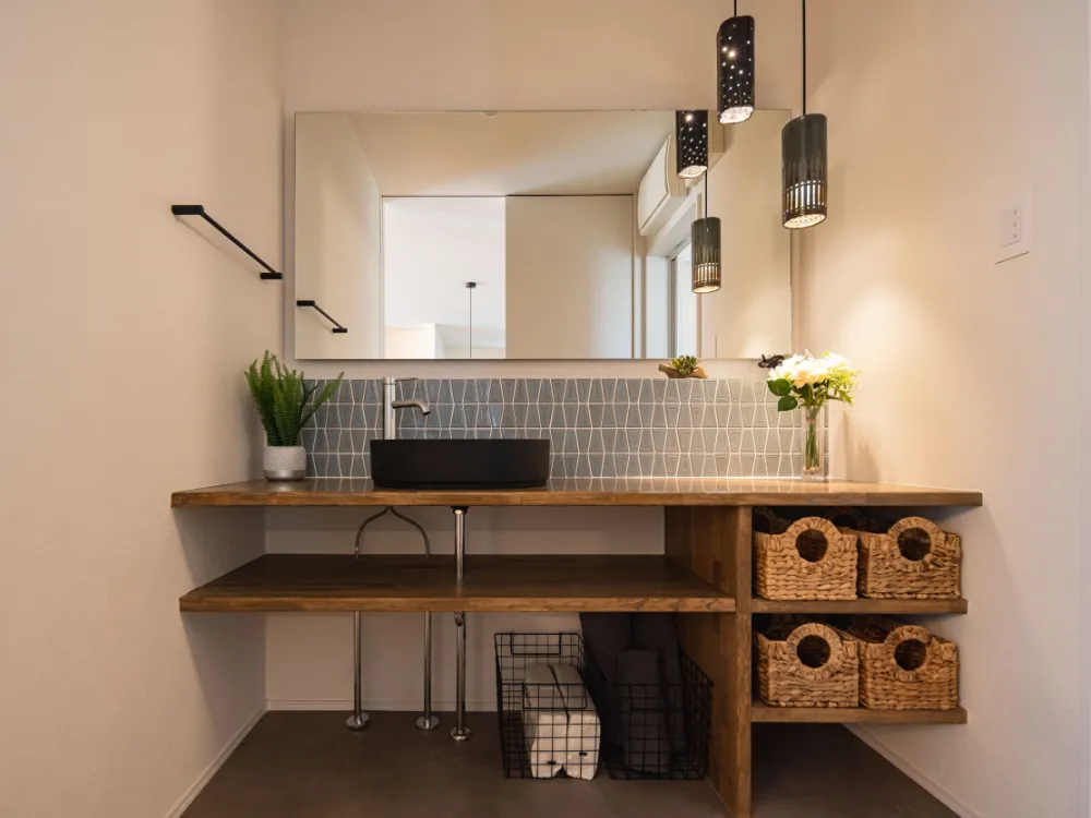 03 | タイルと陶器の照明が彩る、造作洗面台