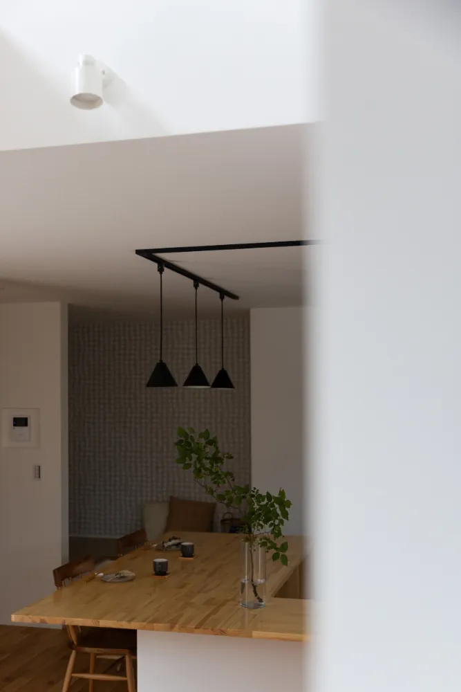 カフェのように暮らす家／コの字キッチンで叶える心地よい時間