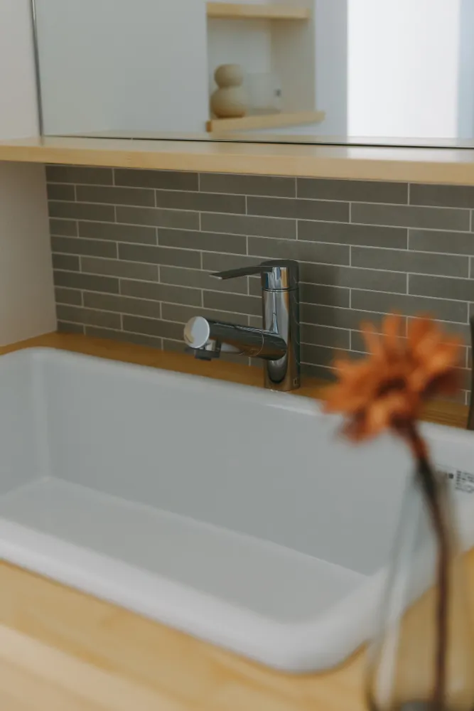 カフェのように暮らす家／コの字キッチンで叶える心地よい時間