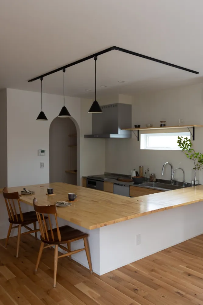 カフェのように暮らす家／コの字キッチンで叶える心地よい時間