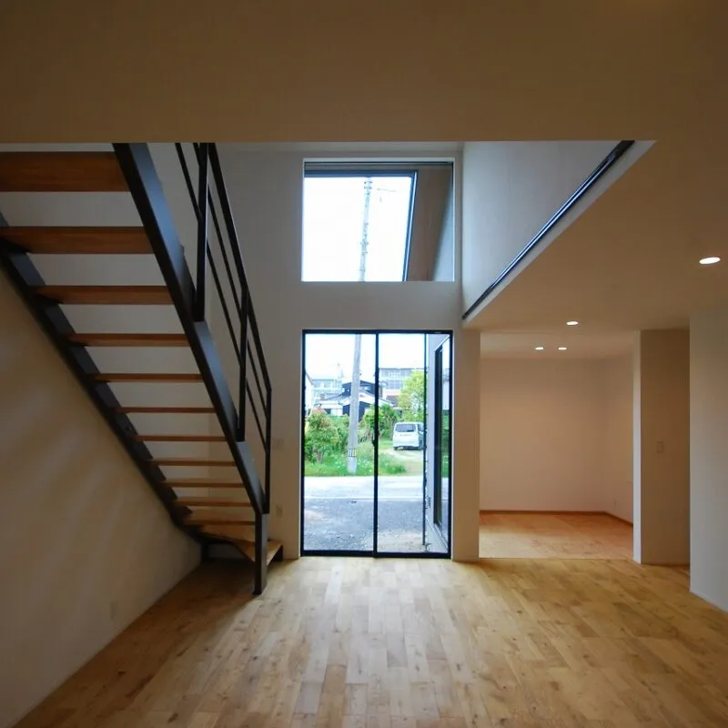 空と光を室内に取り込む。2層吹き抜けが生み出す圧倒的な開放感