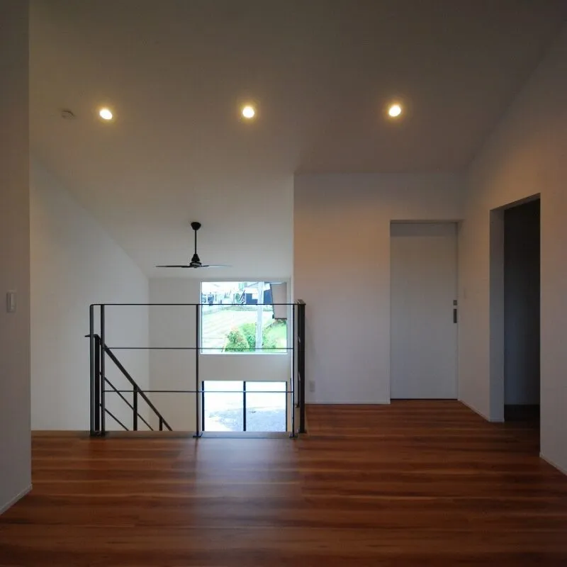 どこにいても家族を感じる。吹き抜けが繋ぐ、開放的な2階ホール