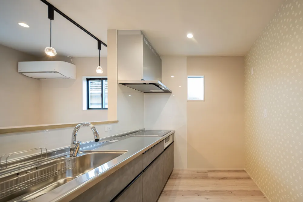 重厚と優美が響き合う　ダークトーン×フェミニン