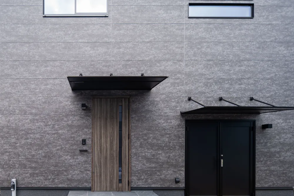 重厚と優美が響き合う　ダークトーン×フェミニン