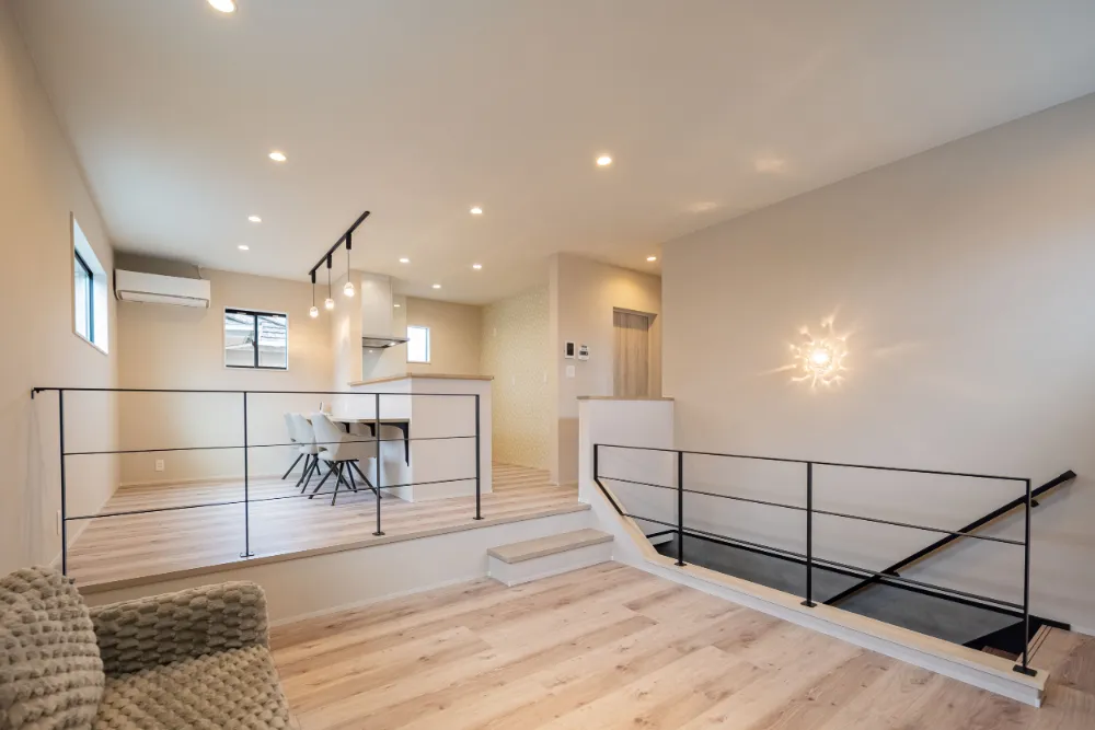 光あふれるフェミニンな開放感