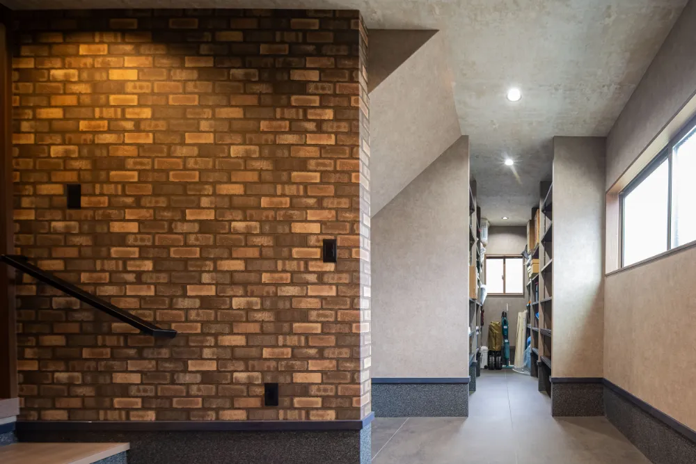 重厚と優美が響き合う　ダークトーン×フェミニン